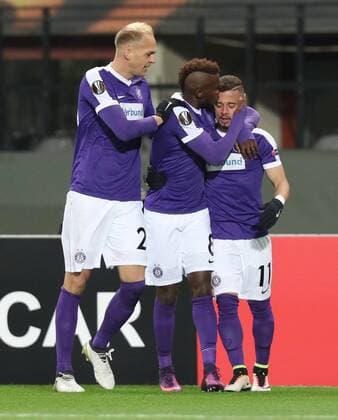 SOCCER - EL, A.Wien vs Roma VIENNA,AUSTRIA,03.NOV.16 - SOCCER - UEFA Europa League, group stage, FK Austria Wien vs AS Roma. Image shows the rejoicing of Raphael Holzhauser, Olarenwaju Kayode and Lucas Venuto (A.Wien). GEPAxpictures xChristianxOrt
