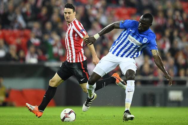 Athletic s forward Aritz Aduriz and Genk s Omar Colley fight for the ball during soccer game between Spanish Club Athletic Bilbao and Belgian team KRC Genk in Bilbao, Spain, Thursday 03 November 2016, the fourth game of the group stage of the Europa League competition in Group F. YORICKxJANSENS  x04971645x