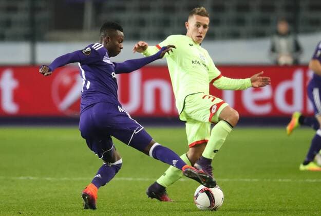 Anderlecht s Emmanuel Sowah and Mainz midfielder Pablo De Blasis fight for the ball during a soccer game between Belgian team RSC Anderlecht and German club 1. FSV Mainz 05, Thursday 03 November 2016 in Brussels, the fourth game of the group stage of the Europa League competition in the group C. VIRGINIExLEFOUR  x04971648x
