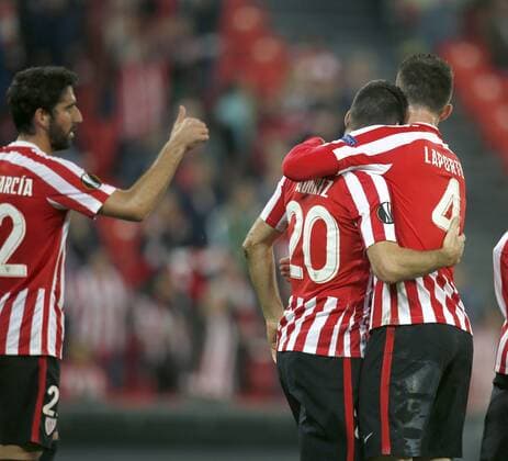 Athletic Club s Aritz Aduriz (2-R) celebrates with his teammate Aymeric Laporte (R) after scoring against KRC Genk during their UEFA Europa League s group F match at San Mames Stadium in Bilbao, Basque Country, northern Spain, 03 November 2016. Athletic Club vs KRC Genk !ACHTUNG: NUR REDAKTIONELLE NUTZUNG!  20161103-636137981698546129