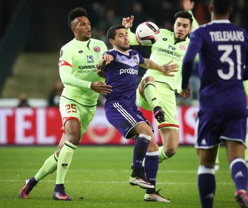 Mainz midfielder Jean-Philippe Gbamin and Anderlecht s Nicolae-Claudiu Stanciu fight for the ball during a soccer game between Belgian team RSC Anderlecht and German club 1. FSV Mainz 05, Thursday 03 November 2016 in Brussels, the fourth game of the group stage of the Europa League competition in the group C. VIRGINIExLEFOUR  x04971621x