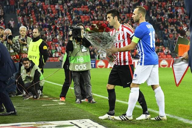 Athletic s midfielder Markel Susaeta and Genk s Thomas Buffel pictured before the start of soccer game between Spanish Club Athletic Bilbao and Belgian team KRC Genk in Bilbao, Spain, Thursday 03 November 2016, the fourth game of the group stage of the Europa League competition in Group F. YORICKxJANSENS  x04971663x