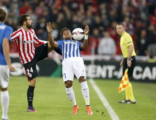 Athletic Club s Mikel Balenziaga (L) in action against KRC Genk s Leon Bailey (L) during their UEFA Europa League s group F match at San Mames Stadium in Bilbao, Basque Country, northern Spain, 03 November 2016. ATHLETIC BILBAO VS. GENK !ACHTUNG: NUR REDAKTIONELLE NUTZUNG!  BIL001 20161103-636137986665951786
