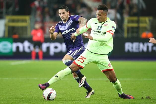 Anderlecht s Nicolae-Claudiu Stanciu and Mainz midfielder Jean-Philippe Gbamin fight for the ball during a soccer game between Belgian team RSC Anderlecht and German club 1. FSV Mainz 05, Thursday 03 November 2016 in Brussels, the fourth game of the group stage of the Europa League competition in the group C. VIRGINIExLEFOUR  x04971675x
