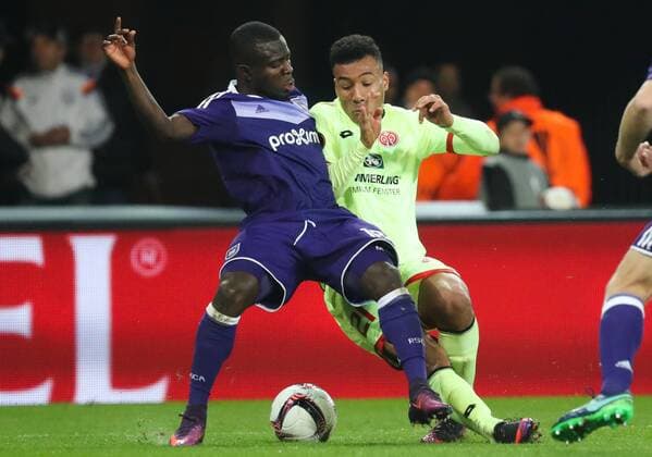 Anderlecht s Frank Acheampong and Mainz midfielder Karim Onisiwo fight for the ball during a soccer game between Belgian team RSC Anderlecht and German club 1. FSV Mainz 05, Thursday 03 November 2016 in Brussels, the fourth game of the group stage of the Europa League competition in the group C. VIRGINIExLEFOUR  x04971679x