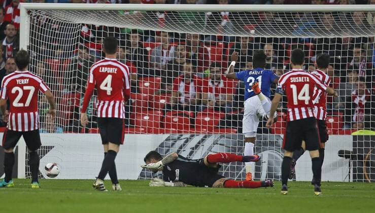 KRC Genk s Mbwana Samatta (2R) tries to socre against Athletic Club s golakeeper Iago Herrerin during their UEFA Europa League s group F match at San Mames Stadium in Bilbao, Basque Country, northern Spain, 03 November 2016. ATHLETIC BILBAO VS. GENK !ACHTUNG: NUR REDAKTIONELLE NUTZUNG!  BIL001 20161103-636137991118142114