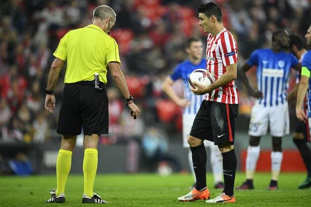 Referee Martin Atkinson and Athletic s forward Aritz Aduriz pictured during a soccer game between Spanish Club Athletic Bilbao and Belgian team KRC Genk in Bilbao, Spain, Thursday 03 November 2016, the fourth game of the group stage of the Europa League competition in Group F. YORICKxJANSENS  x04971700x