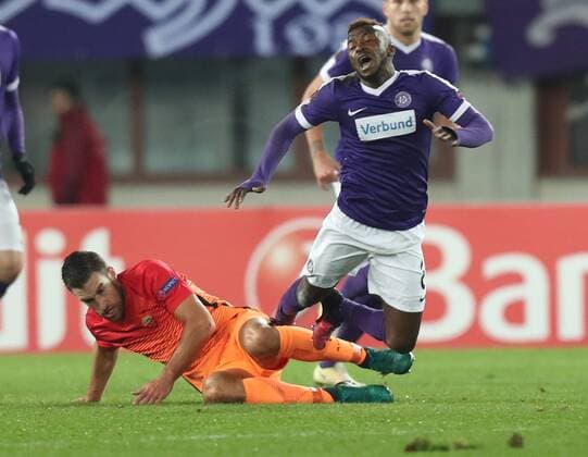 SOCCER - EL, A.Wien vs Roma VIENNA,AUSTRIA,03.NOV.16 - SOCCER - UEFA Europa League, group stage, FK Austria Wien vs AS Roma. Image shows Kevin Strootman (Roma) and Olarenwaju Kayode (A.Wien). GEPAxpictures xChristianxOrt