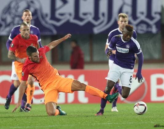 SOCCER - EL, A.Wien vs Roma VIENNA,AUSTRIA,03.NOV.16 - SOCCER - UEFA Europa League, group stage, FK Austria Wien vs AS Roma. Image shows Kevin Strootman (Roma) and Olarenwaju Kayode (A.Wien). GEPAxpictures xChristianxOrt