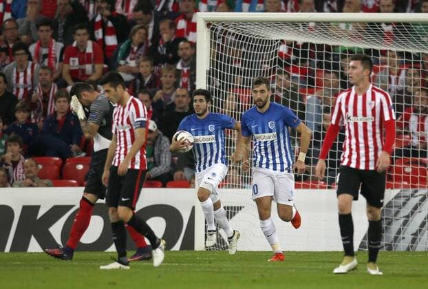 Athletic Club s goalkeeper Iago Herrerin (L) reacts after the first goalk of KRC Genk during their UEFA Europa League s group F match at San Mames Stadium in Bilbao, Basque Country, northern Spain, 03 November 2016. ATHLETIC BILBAO VS. GENK !ACHTUNG: NUR REDAKTIONELLE NUTZUNG!  BIL001 20161103-636137996927424374