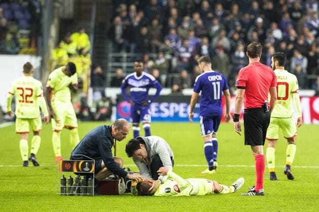 Mainz defender Daniel Brosinski lies injured on the ground during a soccer game between Belgian team RSC Anderlecht and German club 1. FSV Mainz 05, Thursday 03 November 2016 in Brussels, the fourth game of the group stage of the Europa League competition in the group C. LAURIExDIEFFEMBACQ  x04971708x