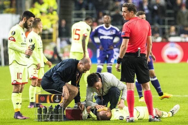 Mainz defender Daniel Brosinski lies injured on the ground during a soccer game between Belgian team RSC Anderlecht and German club 1. FSV Mainz 05, Thursday 03 November 2016 in Brussels, the fourth game of the group stage of the Europa League competition in the group C. LAURIExDIEFFEMBACQ  x04971707x