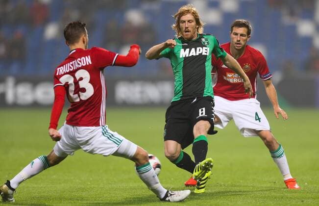 SOCCER - EL, Sassuolo vs Rapid REGGIO EMILIA,ITALY,03.NOV.16 - SOCCER - UEFA Europa League, group stage, US Sassuolo Calcio vs SK Rapid Wien. Image shows Arnor Ingvi Traustason (Rapid), Davide Biondini (Sassuolo) and Thomas Schrammel (Rapid). Keywords: Wien Energie. GEPAxpictures xPhilippxBrem