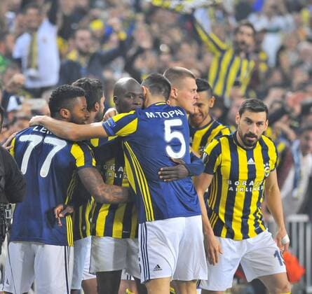 Fenerbahce s Moussa Sow celebrates his goal with his teammates during a UEFA European League, group A soccer match, between Fenerbahce and Manchester United ManU at Fenerbahce Ulker Arena in Istanbul, 3rd of November, 2016. (  Copyright: AzizxUzunx-xDepoxPhotos 15552913