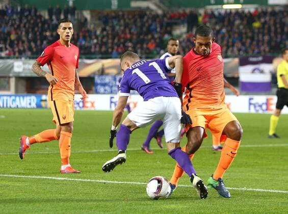 SOCCER - EL, A.Wien vs Roma VIENNA,AUSTRIA,03.NOV.16 - SOCCER - UEFA Europa League, group stage, FK Austria Wien vs AS Roma. Image shows Lucas Venuto (A.Wien) and Juan (Roma). GEPAxpictures xChristianxOrt