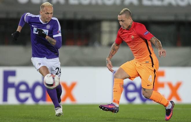 SOCCER - EL, A.Wien vs Roma VIENNA,AUSTRIA,03.NOV.16 - SOCCER - UEFA Europa League, group stage, FK Austria Wien vs AS Roma. Image shows Raphael Holzhauser (A.Wien) and Radja Nainggolan (Roma). GEPAxpictures xMarioxKneisl