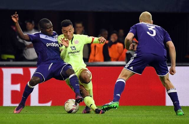 03.11.2016, xjhx, Fussball UEFA Europa League, RSC Anderlecht - FSV Mainz 05, emspor, v.l. Frank Acheampong (RSC Anderlecht), Karim Onisiwo (FSV Mainz 05), Olivier Deschacht (RSC Anderlecht) Anderlecht