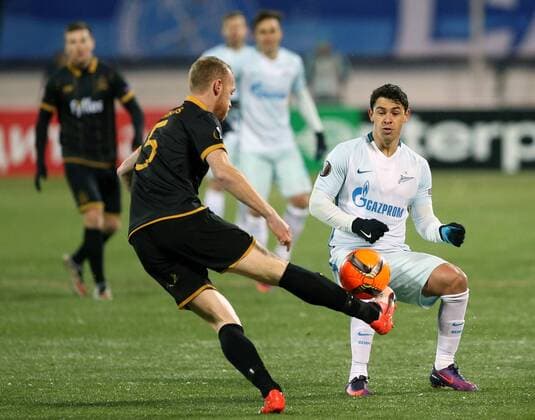ST PETERSBURG, RUSSIA - NOVEMBER 3, 2016: Dundalk s Chris Shields (L) and Zenit St Petersburg s Giuliano in action in their 2016-17 Season UEFA Europa League Group D football match at the Petrovsky Stadium. Peter Kovalev TASS  TS03675D