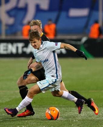 ST PETERSBURG, RUSSIA - NOVEMBER 3, 2016: Zenit St Petersburg s Oleg Shatov (front) in action in the 2016-17 Season UEFA Europa League Group D football match against Dundalk at the Petrovsky Stadium. Peter Kovalev TASS  TS03675E