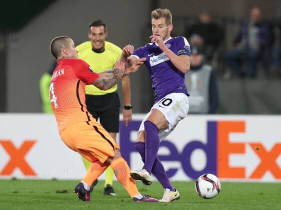 SOCCER - EL, A.Wien vs Roma VIENNA,AUSTRIA,03.NOV.16 - SOCCER - UEFA Europa League, group stage, FK Austria Wien vs AS Roma. Image shows Radja Nainggolan (Roma) and Alexander Gruenwald (A.Wien). GEPAxpictures xChristianxOrt