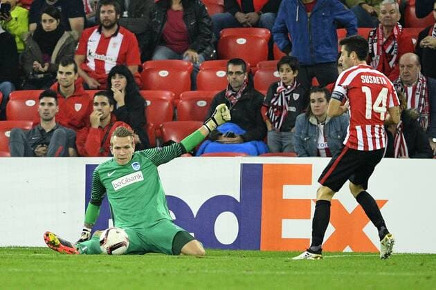 Genk s goalkeeper Marco Bizot and Athletic s midfielder Markel Susaeta fight for the ball during a soccer game between Spanish Club Athletic Bilbao and Belgian team KRC Genk in Bilbao, Spain, Thursday 03 November 2016, the fourth game of the group stage of the Europa League competition in Group F. YORICKxJANSENS  x04971750x