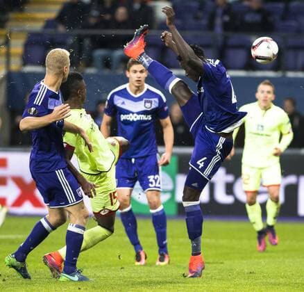 Mainz forward Jhon Cordoba and Anderlecht s Kara Mbodji fight for the ball during a soccer game between Belgian team RSC Anderlecht and German club 1. FSV Mainz 05, Thursday 03 November 2016 in Brussels, the fourth game of the group stage of the Europa League competition in the group C. LAURIExDIEFFEMBACQ  x04971775x