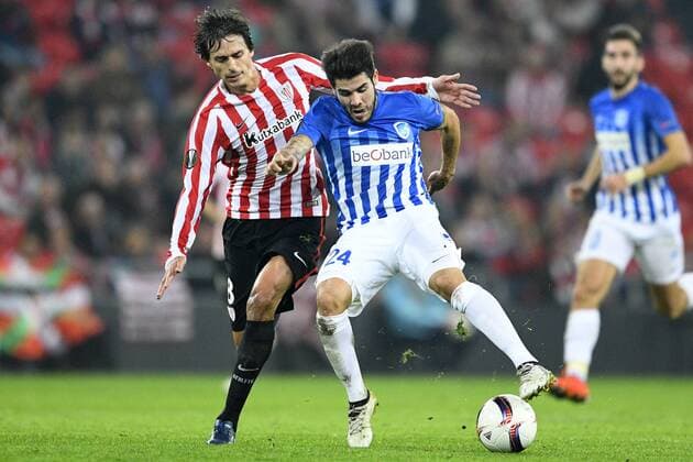 Athletic s midfielder Ander Iturraspe and Genk s Alejandro Pozuelo fight for the ball during a soccer game between Spanish Club Athletic Bilbao and Belgian team KRC Genk in Bilbao, Spain, Thursday 03 November 2016, the fourth game of the group stage of the Europa League competition in Group F. YORICKxJANSENS  x04971787x