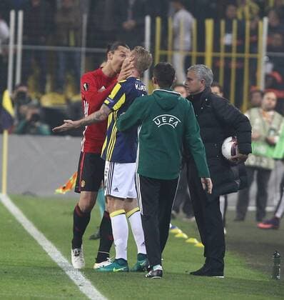 Bilder des Tages - SPORT UEFA Europa League Group A day 4 match between Fenerbahce and Manchester United ManU at Ulker Stadium in Istanbul , Turkey , November 03 , 2016. Pictured: Simon Kjaer of Fenerbahce and Zlatan Ibrahimovic , Coach Jose Mourinho of Manchester United. 