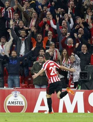 Athletic Club s Artiz Aduriz (R) celebrates a goal against KRC Genk during their UEFA Europa League s group F match at San Mames Stadium in Bilbao, Basque Country, northern Spain, 03 November 2016. ATHLETIC BILBAO VS. GENK !ACHTUNG: NUR REDAKTIONELLE NUTZUNG!  BIL001 20161103-636138036936381947