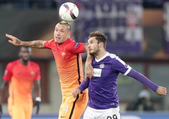 SOCCER - EL, A.Wien vs Roma VIENNA,AUSTRIA,03.NOV.16 - SOCCER - UEFA Europa League, group stage, FK Austria Wien vs AS Roma. Image shows Radja Nainggolan (Roma) and Christoph Martschinko (A.Wien). GEPAxpictures xChristianxOrt