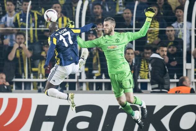 (L-R) Moussa Sow of Fenerbahce, goalkeeper David de Gea of Manchester United ManU FCuring the UEFA Europa Leaguegroup A match between Fenerbahce and Manchester United on November 3, 2016 at the Sukru Saracoglu stadium in Istanbul, Turkey Fenerbahce SK v Manchester United UEFA Europa League 2016 2017 xVIxGerritxvanxKeulenxIVx 6516784