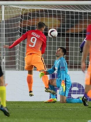 SOCCER - EL, A.Wien vs Roma VIENNA,AUSTRIA,03.NOV.16 - SOCCER - UEFA Europa League, group stage, FK Austria Wien vs AS Roma. Image shows Edin Dzeko (Roma) and Osman Hadzikic (A.Wien). GEPAxpictures xMarioxKneisl
