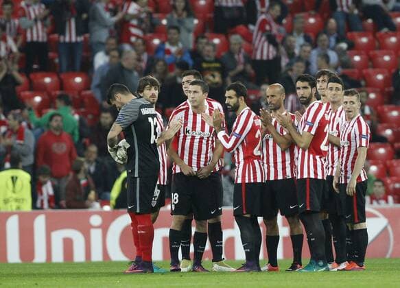 DAVID S. BUSTAMANTE 03 11 2016 BILBAO PAIS VASCO Partido de la 4 Jornada de la Fase de Grupos de la Uefa Europa League entre el Athletic de Bilbao y el KRC Genk en el Estadio de San Mames. El equipo local aplaude al visitante despues de que este cumpla la tradicion de depositar una ofrenda en el primer partido del visitante. FC Sevilla vs Dynamo Kiew - Football Champions League  xDAVIDxS.xBUSTAMANTEx xx