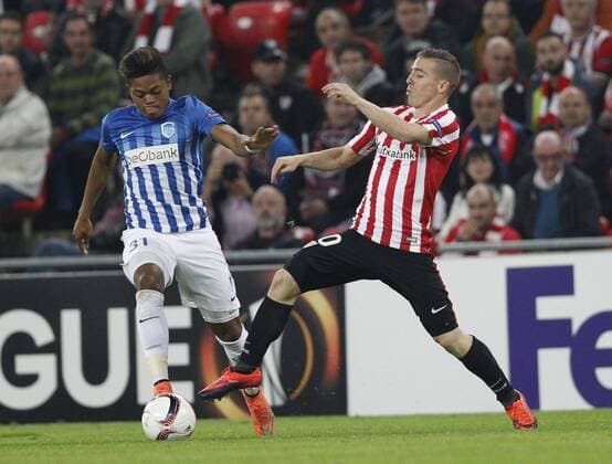 DAVID S. BUSTAMANTE 03 11 2016 BILBAO PAIS VASCO Partido de la 4 Jornada de la Fase de Grupos de la Uefa Europa League entre el Athletic de Bilbao y el KRC Genk en el Estadio de San Mames. Iker Muniain pelea el balon con Bailey FC Sevilla vs Dynamo Kiew - Football Champions League  xDAVIDxS.xBUSTAMANTEx xx