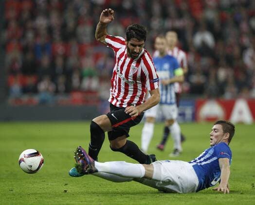 DAVID S. BUSTAMANTE 03 11 2016 BILBAO PAIS VASCO Partido de la 4 Jornada de la Fase de Grupos de la Uefa Europa League entre el Athletic de Bilbao y el KRC Genk en el Estadio de San Mames. Raul Garcia recibe una entrada de Nastic FC Sevilla vs Dynamo Kiew - Football Champions League  xDAVIDxS.xBUSTAMANTEx xx