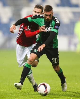 SOCCER - EL, Sassuolo vs Rapid REGGIO EMILIA,ITALY,03.NOV.16 - SOCCER - UEFA Europa League, group stage, US Sassuolo Calcio vs SK Rapid Wien. Image shows Louis Schaub (Rapid) and Antonio Ragusa (Sassuolo). Keywords: Wien Energie. GEPAxpictures xPhilippxBrem