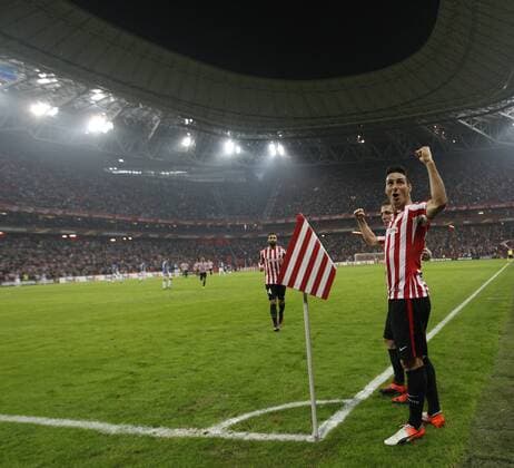 Bilder des Tages - SPORT DAVID S. BUSTAMANTE 03 11 2016 BILBAO PAIS VASCO Partido de la 4 Jornada de la Fase de Grupos de la Uefa Europa League entre el Athletic de Bilbao y el KRC Genk en el Estadio de San Mames. Celebracion del cuarto gol de Aritz Aduriz FC Sevilla vs Dynamo Kiew - Football Champions League  xDAVIDxS.xBUSTAMANTEx xx