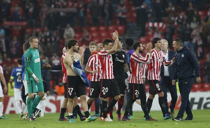 DAVID S. BUSTAMANTE 03 11 2016 BILBAO PAIS VASCO Partido de la 4 Jornada de la Fase de Grupos de la Uefa Europa League entre el Athletic de Bilbao y el KRC Genk en el Estadio de San Mames. Los jugadores del Athletic de Bilbao aplauden a la aficion al finalizar el partido FC Sevilla vs Dynamo Kiew - Football Champions League  xDAVIDxS.xBUSTAMANTEx xx