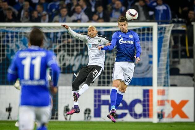 Ricardo Laborde (FC Krasnodar 21) im Kopfballduell gegen Matija Nastasic (FC Schalke 04 31) beim Europa League Spiel zwischen FC Schalke 04 vs FC Krasnodar am 03.11.2016 Gelsenkirchen Copyright: xSchuelerx xEibnerx-xPressefotox