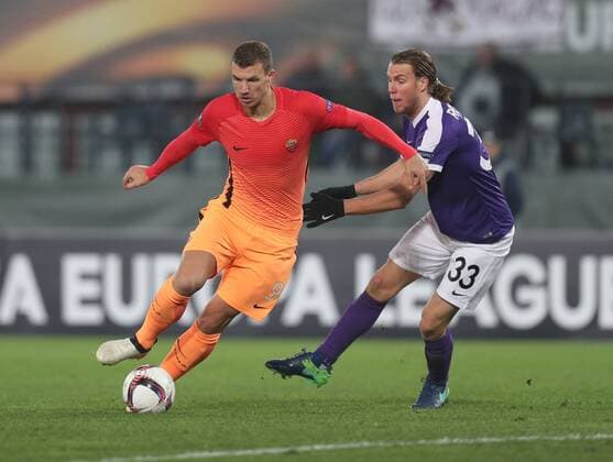 SOCCER - EL, A.Wien vs Roma VIENNA,AUSTRIA,03.NOV.16 - SOCCER - UEFA Europa League, group stage, FK Austria Wien vs AS Roma. Image shows Edin Dzeko (Roma) and Lukas Rotpuller (A.Wien). GEPAxpictures xChristianxOrt