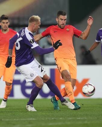 SOCCER - EL, A.Wien vs Roma VIENNA,AUSTRIA,03.NOV.16 - SOCCER - UEFA Europa League, group stage, FK Austria Wien vs AS Roma. Image shows Raphael Holzhauser (A.Wien) and Kevin Strootman (Roma). GEPAxpictures xChristianxOrt