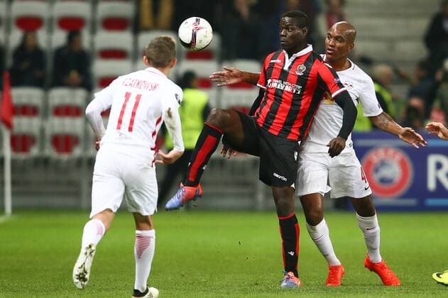 SOCCER - EL, Nice vs RBS NICE,FRANCE,03.NOV.16 - SOCCER - UEFA Europa League, group stage, OGC Nice vs Red Bull Salzburg. Image shows Mario Balotelli (Nice) and Andre Wisdom (RBS). GEPAxpictures xFelixxRoittner