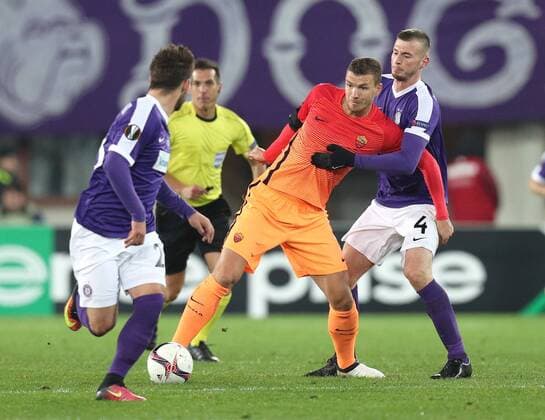 Bilder des Tages - SPORT SOCCER - EL, A.Wien vs Roma VIENNA,AUSTRIA,03.NOV.16 - SOCCER - UEFA Europa League, group stage, FK Austria Wien vs AS Roma. Image shows Christoph Martschinko (A.Wien), Edin Dzeko (Roma) and Petar Filipovic (A.Wien). GEPAxpictures xChristianxOrt