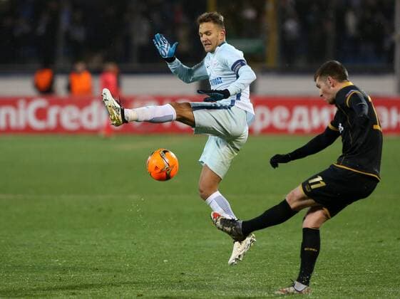 ST PETERSBURG, RUSSIA - NOVEMBER 3, 2016: Zenit St Petersburg s Domenico Criscito (L) and Dundalk s Patrick McEleney fight for the ball in their 2016-17 Season UEFA Europa League Group D football match at the Petrovsky Stadium. FC Zenit St Petersburg won the game 2-1. Peter Kovalev TASS  TS036776