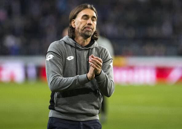 Mainz head coach Swiss Martin Schmidt looks dejected after a soccer game between Belgian team RSC Anderlecht and German club 1. FSV Mainz 05, Thursday 03 November 2016 in Brussels, the fourth game of the group stage of the Europa League competition in the group C. LAURIExDIEFFEMBACQ  x04971876x