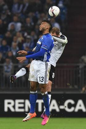 Fußball Europa League Gruppenphase 4. Spieltag Schalke 04 - FC Krasnodar am 03.11.2016 in der Veltins Arena in Gelsenkirchen Eric Maxim Choupo-Moting ( Schalke ), vorne - Andreas Granqvist ( Krasnodar ), hinten xRx