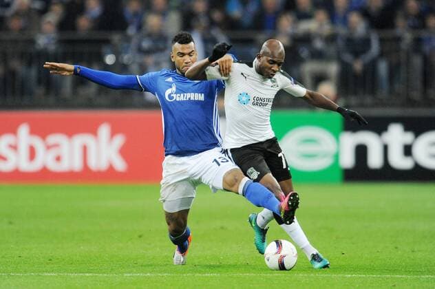 Eric Maxim Choupo-Moting ( links Schalke 04 ) im Zweikampf mit Charles Kabore ( rechts FK Krasnodar ) 03.11.2016 --- Fussball --- Europaleague --- Schalke 04 vs FK Krasnodar Gelsenkirchen Copyright: xThienel Eibner-Pressefotox EP_TTL