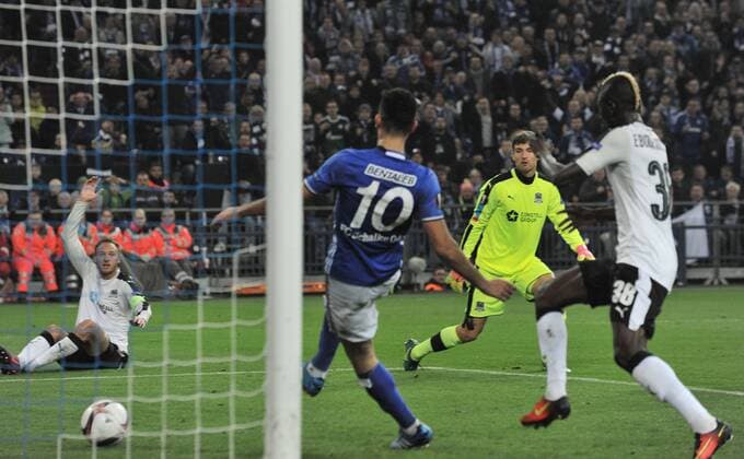 Europa League FC Schalke 04 - FK Krasnodar 03.11.2016 Tor 2:0 durch Nabil Bentaleb gegen Torwart Stanislav Kritsyuk (FK) und Eboué HM