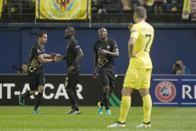 Osmanlispor s Pierre Webo (2R) celebrates a goal against Villarreal during their Europa League 4th round match at El Madrigal stadium in Villarreal, Valencian Community, Spain, 03 November 2016. EFE Domenech Castello VILLARREAL VS. OSMANLISPOR !ACHTUNG: NUR REDAKTIONELLE NUTZUNG!  VIL001 20161103-636138066239320286