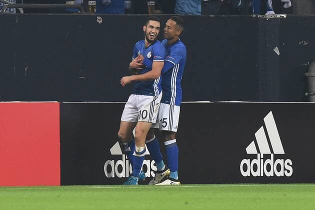 Fußball Europa League Gruppenphase 4. Spieltag Schalke 04 - FC Krasnodar am 03.11.2016 in der Veltins Arena in Gelsenkirchen Torjubel zum 2:0 durch Nabil Bentaleb ( Schalke ), links - Dennis Aogo ( Schalke ), rechts xRx
